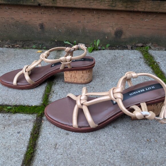 Beautiful matt bernson metallic gold sandal with block heel. Sz 7 - Picture 3 of 5